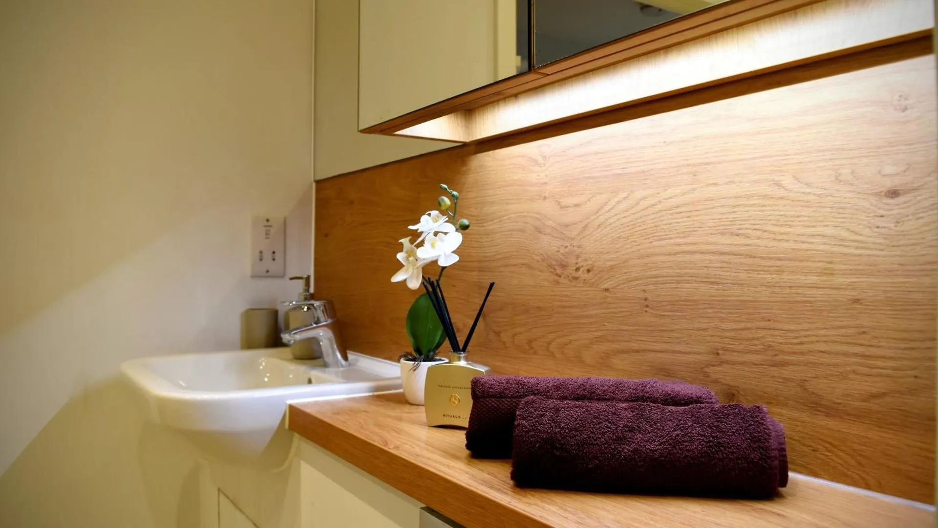 Modern London Apartment Near Greenwich - Rooftop City View 0*,  Reino Unido