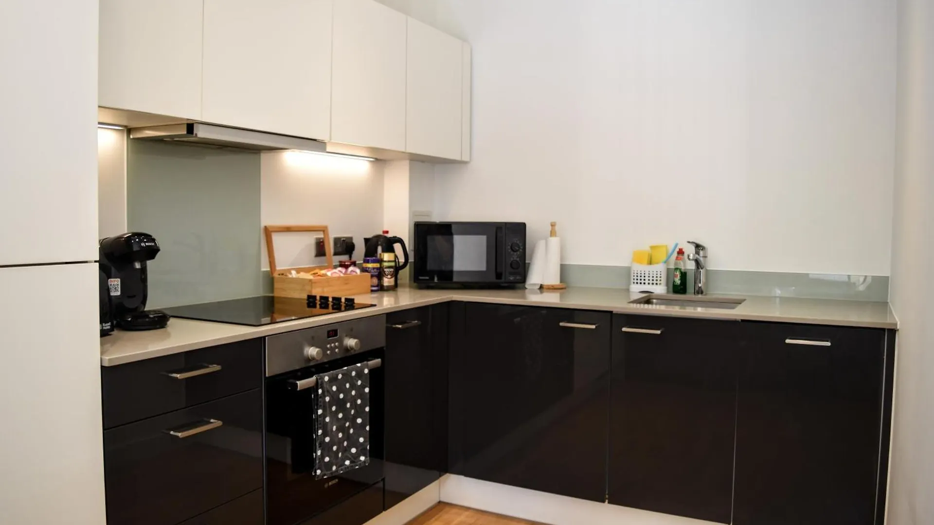 Modern London Apartment Near Greenwich - Rooftop City View