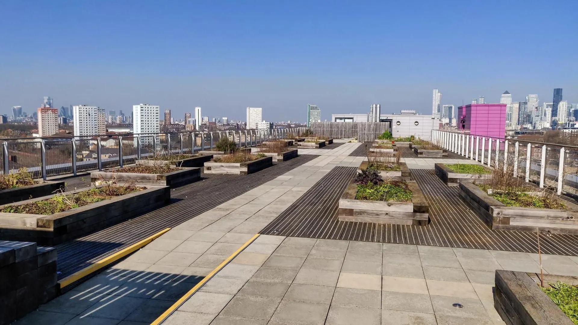 Modern London Apartment Near Greenwich - Rooftop City View
