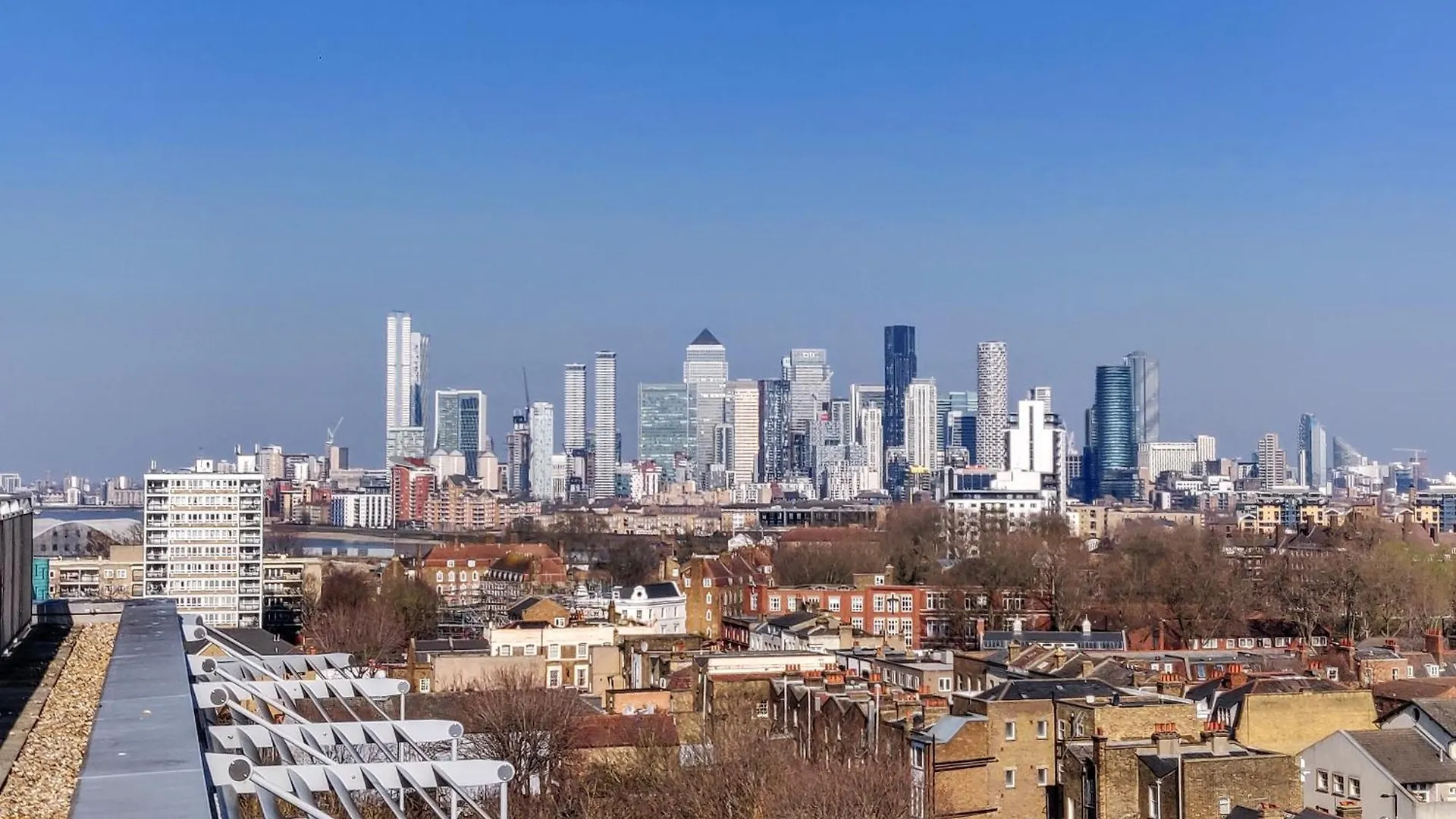 Modern London Apartment Near Greenwich - Rooftop City View
