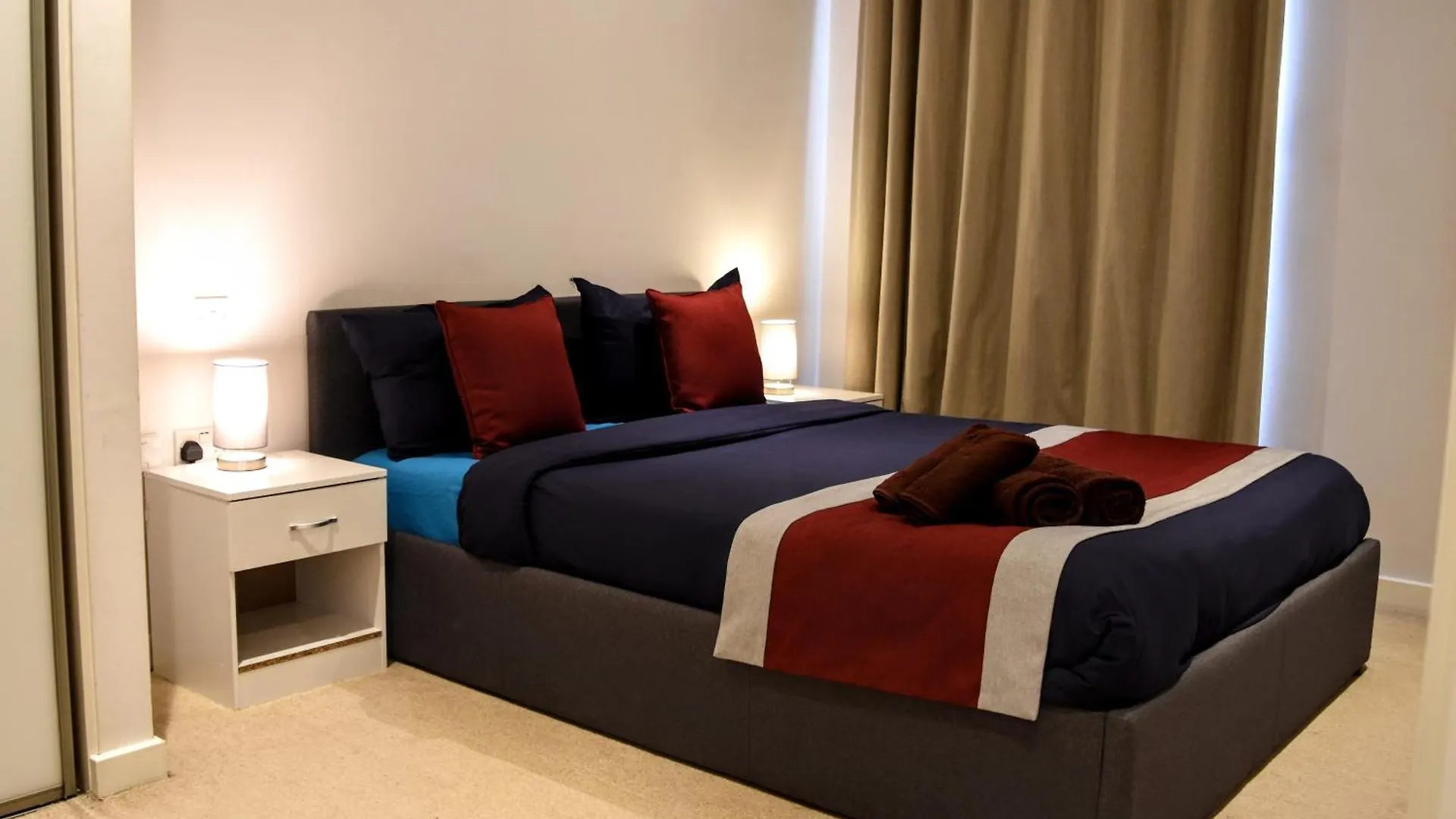 Modern London Apartment Near Greenwich - Rooftop City View